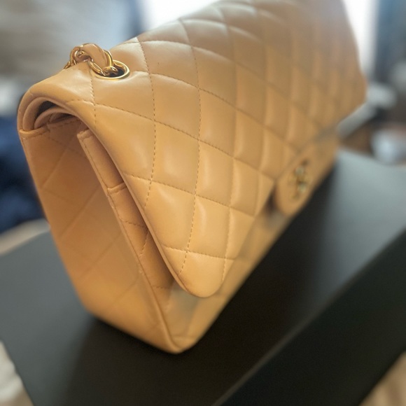 Brand new classic jumbo Chanel only used 1 time. Cream color - Picture 7 of 7